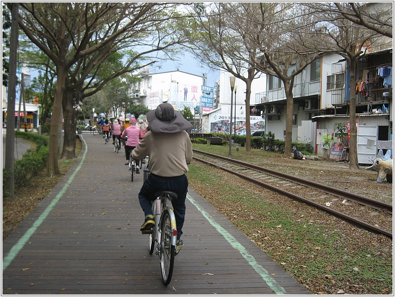 2014-03-25 12-26-26沿舊鐵道前進.JPG